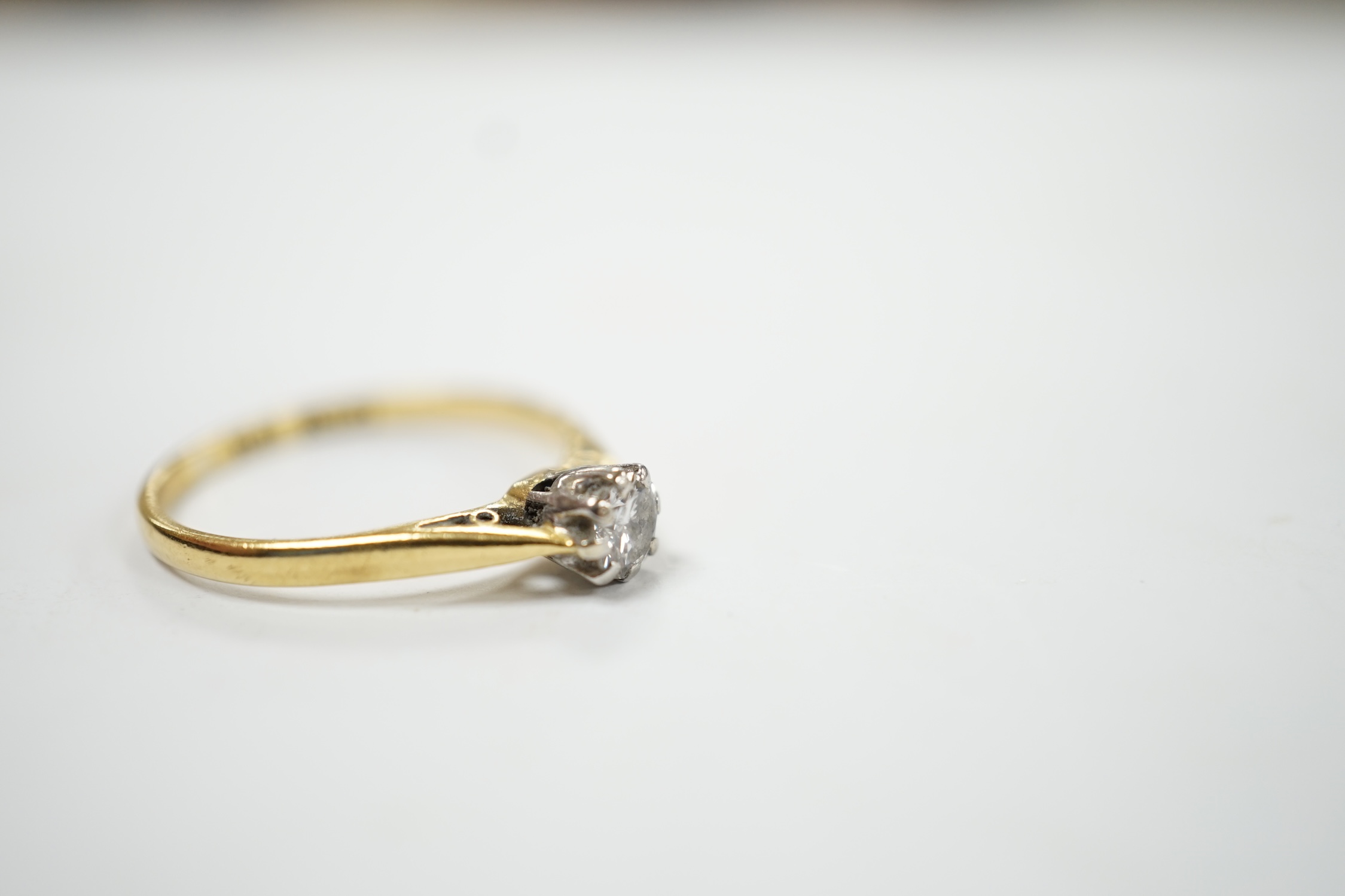 An 18ct, plat. and solitaire diamond set ring, size N/O, gross weight 2.1 grams. Good condition.